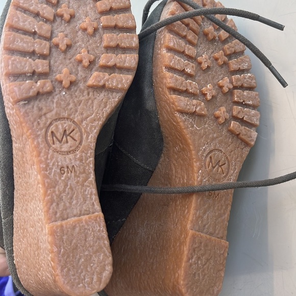 MICHAEL Michael Kors SUEDE WEDGE BOOTIES 6M - Picture 5 of 5